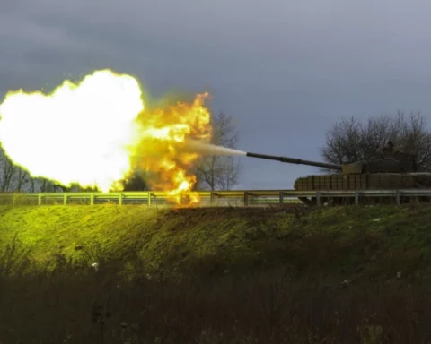 Ukrainian soldiers fire at Russian forces