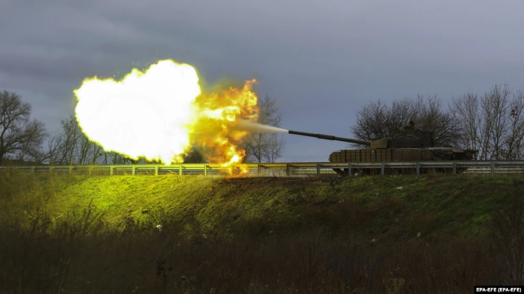 Ukrainian soldiers fire at Russian forces