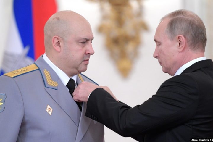 Vladimir Putin decorates General Sergei Surovikin
