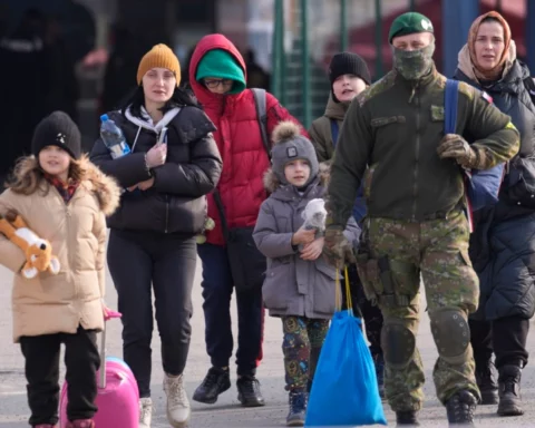 People fleeing from Ukraine cross the border