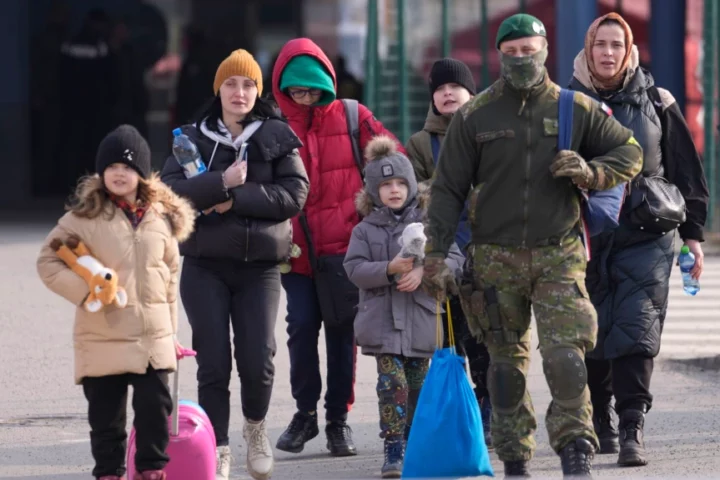 People fleeing from Ukraine cross the border