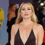 Kate Hudson Mastered the Snow Bunny Aesthetic in a Cozy Snowsuit and the Season’s Must-Have Boots 2 Kate Hudson