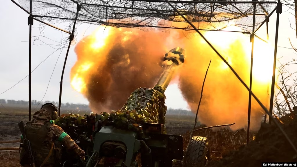 Ukrainian artillerist fires